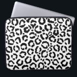 Modern Black White Leopard Animal Print Mönster Laptop Fodral<br><div class="desc">Denna moderna och snyggt djurtryckning mönster är perfekt för trendiget och snyggten mode. Den har ett handritat svart och vitt leopardfuskverk. Det är elegant, chic, enkelt och modernt. ***VIKTIG DESIGN-ANMÄRKNING: Om du vill ha en begäran från anpassad design, t.ex. matchande produktbegäranden, färg-ändringar, placeringsändringar eller någon annan ändringsbegäran, klickar du på...</div>