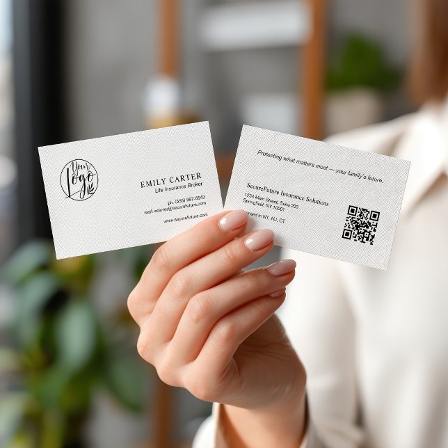 Modern Black White Life Insurance Broker QR-kod Visitkort (Modern Black White Life Insurance Broker QR Code Business Card)