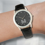 Modern Black White Monogram Armbandsur<br><div class="desc">Personlig Monogram Black and White Watch med enkla vita nummer. Denna eleganta, minimalistiska klocka kombinerar klassiskt stil med en personlig beröring, med ett fet grått initialt på ett svart ansikte accentuerat med enkla vita siffror för enkel läsning. Utformningen innehåller ett vitt skript namn med snyggt, som lägger till ett subtilt,...</div>