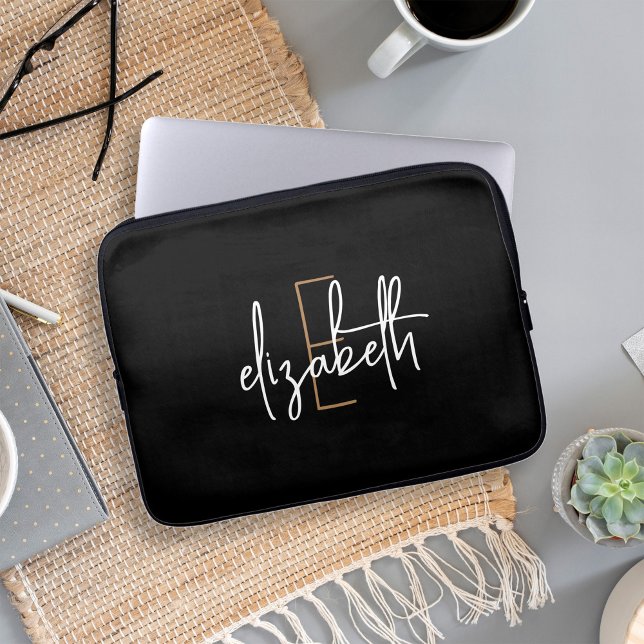 Modern Black White Monogram Namn Laptop Fodral (Skapare uppladdad)