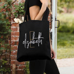 Modern Black White Monogram Tygkasse<br><div class="desc">Gör en påstående med den här bedövande monogrammet svart och vit totepåse. Den här snyggten ger modern, skript som skrivs in i en elegant som kan vända huvudet var du än är. Med stort utrymme för dina essentiella saker och ett unikt stil, kommer väskan säkert att bli ett tillbehör som...</div>
