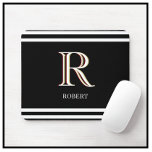 Modern Black White Personlig Monogram Namn Musmatta<br><div class="desc">Den här unika MOUSE PAD har tre färg-monogram - titta noga och se själv. Detta ställs in mot en svart bakgrund. Alla designfrågor,  skicka bara ett e-postmeddelande till charmdesignstudio@rcn.com så hjälper vi gärna till.</div>