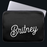 Modern Black White Personlig Monogram och Namn Laptop Fodral<br><div class="desc">Modern Black White Personlig Monogram och Namn Laptop sleeve skulle vara en snyggt och ett skyddat tillbehör till din bärbara dator. Den eleganta svarta och vita designen i kombination med detaljer om personligen ger en något sofistikerad bild samtidigt som du skyddar enheten. Det är idealiskt för både professionell och personlig...</div>