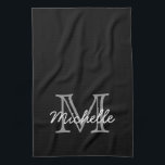 Modern Black White Personlig Namn Monogrammed Kökshandduk<br><div class="desc">Modern,  minimalistisk svart och vit anpassningsbar personlig namn och monogrammad kökshandduk. Den har ett inledande monogram med stil-teckensnitt och en söt handskriven namn-textmall i grått,  vit färg på svart bakgrund. Underbar feminin,  giftig personlig. Kontakta mig om du behöver hjälp eller matchande artiklar.</div>