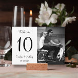 Modern Black & White Photo Bröllop Bordsnummer<br><div class="desc">Den enkla eleganten är att dessa moderna fotosvarta och vita bröllop-bordsnummer är så lätta att personlig för ditt speciella tillfälle och skulle göra perfekt bord-kort för dina bröllop, möhippa, förlovningsfest, födelsedagsfest och många fler specialtillfällen. Lägg till anpassningsbarnas ordalydelse i den här designen genom att använda avsnittet "Anpassa den här mallen"...</div>