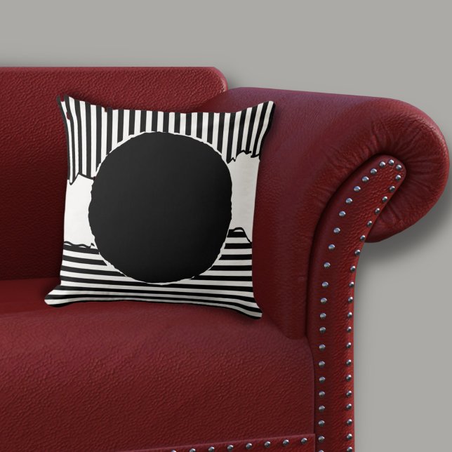Modern Black & White Rand Black Dot Kudde (Modern Black & White Centered Circle Throw Pillow on Red Sofa)