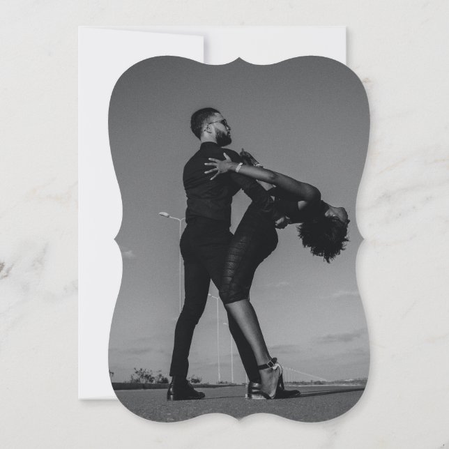 Modern Black & White Script par Photo Bröllop Inbjudningar (Baksida)