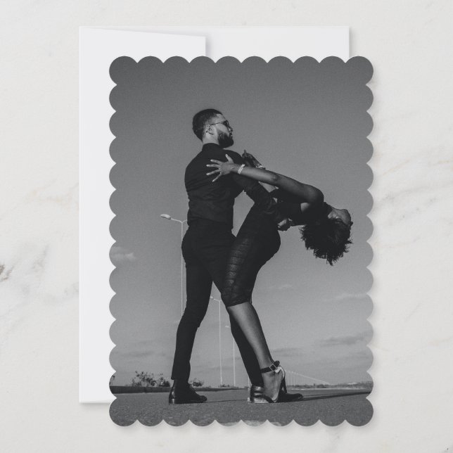 Modern Black & White Script par Photo Bröllop Inbjudningar (Baksida)