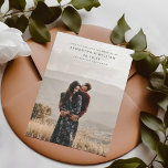 Modern blandning och matcha minimalistiskt utfalls spara datumet<br><div class="desc">Lägg märke till din speciella dag med elegans och enkelhet med det här minimalistiska Spara datumkortet som innehåller ett foto med en utfallsbild för förlovning i fullt. Lägg till en av dina favoriter bilder för att skapa en unik keepsaké. Blanda och matcha med koordinera delar för en kohesiv inbjudningssvit. Skapa...</div>