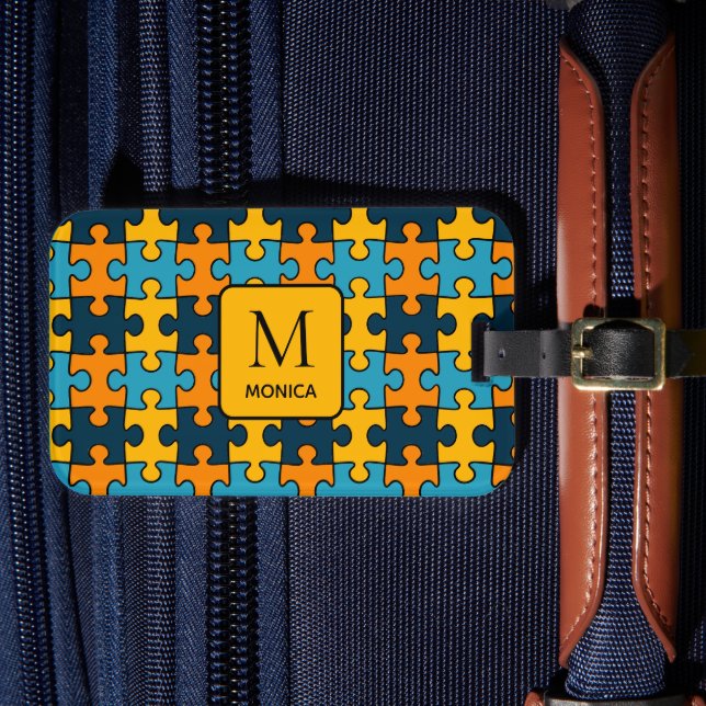 Modern blått och Orange puzzle Delara Monogram Bagagebricka (Framsida Insitu 4)