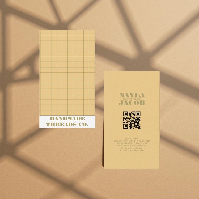 Modern Blek Gult Kontrollerad QR-kod för Mönster Visitkort (Skapare uppladdad)