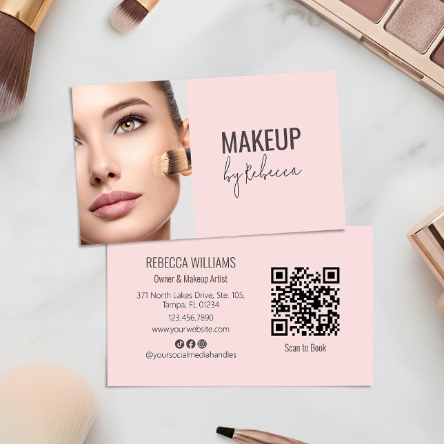 Modern Blekgul Rosa Script Font QR-kod Foto Makeup Visitkort (Modern blush pink QR code business card with photo - ideal for makeup artists and beauty businesses)
