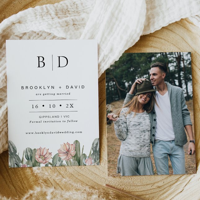 Modern Blommar Cactus Bröllop spara datum Card Inbjudningar (Modern flowering cactus wedding save the date featuring a flowering cactus image and monograms.)