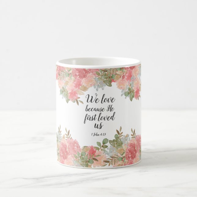 Modern Blommigt 1 John 4:19 Kaffemugg (Center)