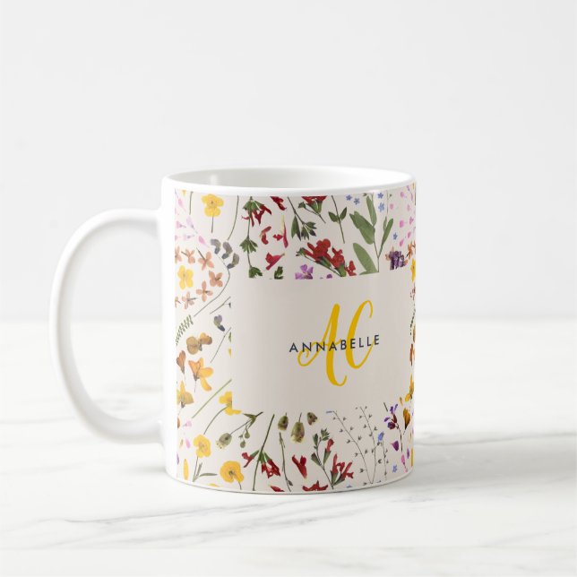 Modern blommigt av vildblommor, färgad monogram kaffemugg (Vänster)