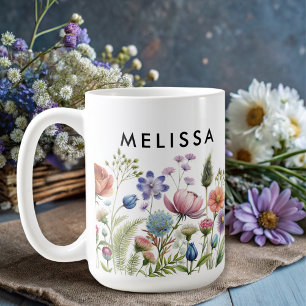Modern blommigt av vildblommor, färgad monogram kaffemugg
