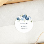 Modern Blommigt Elegant Dusty Blue Bröllop Runt Klistermärke<br><div class="desc">Anpassa den här returadressetiketten genom att klicka på knappen "Anpassa". TIP: Underbar för överraskande party,  babyduschar,  bröllopsmottagning och pension party.</div>