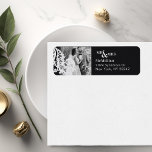 Modern Blommigt för svart och vit Elegant Returadress Etikett<br><div class="desc">Skapa ett bestående intryck med tidslängd och elegant. Klassiskt svart och vitt med blommigt är perfekt för den moderna bruden och brudgummen som vill ha ett verkligt vackert och minnesvärt bröllop. Modern Black and White Elegant Damask-samling har allt du behöver för att planera ett enastående svart och vitt bröllop. Bläddra...</div>