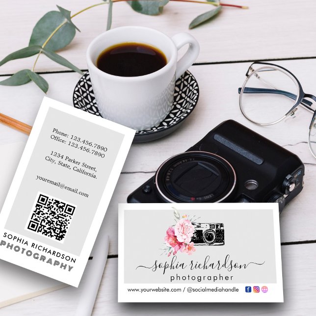 Modern Blommigt Kamera QR-kodfoto Visitkort (Modern Floral Camera QR Code Photographer Business Card #zazzlemade #photographer #pinkandgray #chic)