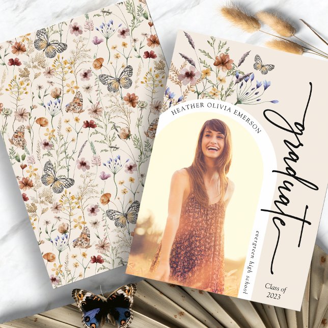Modern Blommigt Student-meddelande Meddelande (Modern Floral Graduate Picture Announcement with Butterfly by Painted Paperie
)