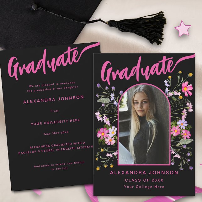 Modern Blommigt Student Photo Black Rosa-skript Meddelande (Wildflower boho arch graduate photo archive black and hot pink script Graduation announcement card)