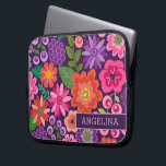 Modern Blommönster med eget namn eller Monogram Laptop Fodral<br><div class="desc">Plattblommor i ett sortiment av färg - lila,  orange,  rosa,  grönt - A pub ingår i grund för att lägga till en namn eller annan text. En snygg design med trendig Vår blommor och ett djärvt sätt att visning dina monogram.</div>
