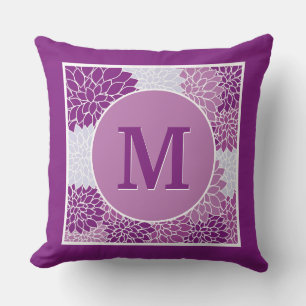 Modern blomstermönster i lila med initial kudde