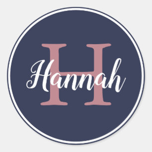 Modern Blue and Rosa Script Monogram Namn Runt Klistermärke