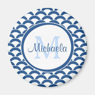 Modern Blue and White Scallops Monogram och Namn Magnet
