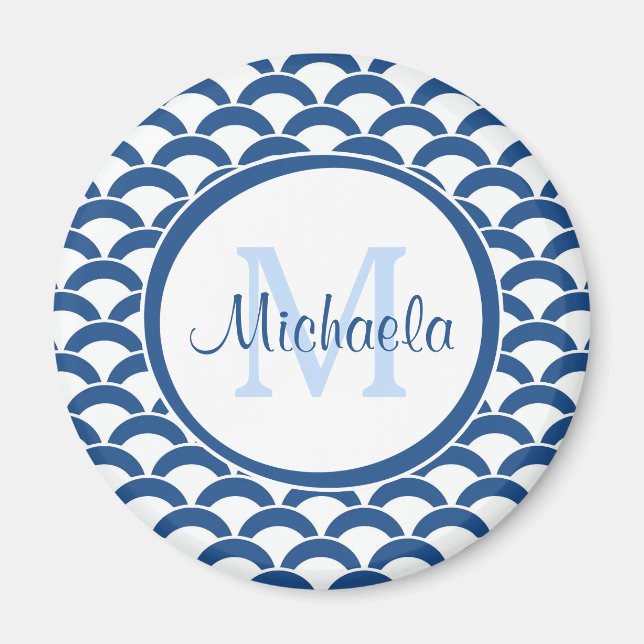 Modern Blue and White Scallops Monogram och Namn Magnet (Framsidan)