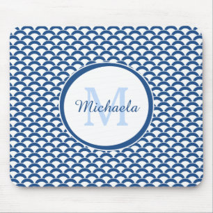 Modern Blue and White Scallops Monogram och Namn Musmatta