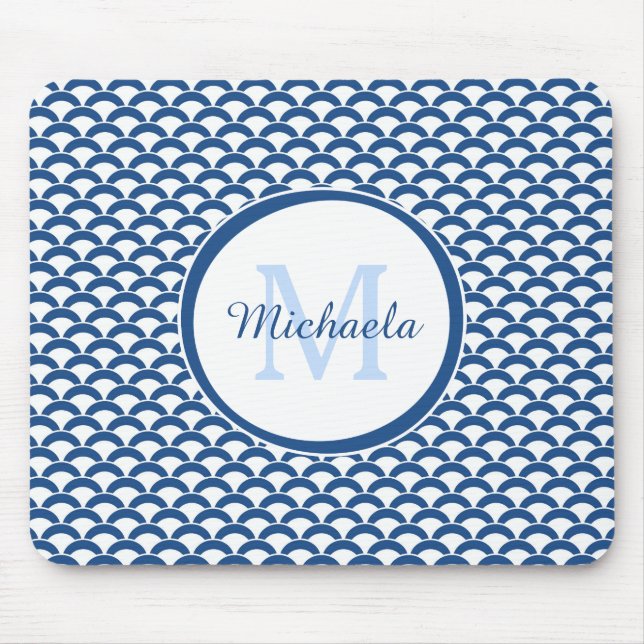 Modern Blue and White Scallops Monogram och Namn Musmatta (Framsidan)