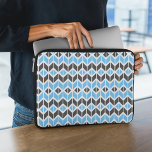 Modern Blue Grått Herringbone Geometric Mönster Laptop Fodral<br><div class="desc">Laptop sleeve har ett färglöst geometriskt örringben mönster i blått,  mörk grått och vitt.</div>