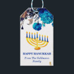 Modern Blue & Guld Menorah Lycklig Hanukkah Presentetikett<br><div class="desc">Modern Blue & Guld Menorah Lycklig Hanukah Gift-Märkre har vit bakgrundsblått & guld ro, namn-familjemall och Hanukkah-ljus.En perfekt för Hanukkah.Klicka på personaliseringsknappen om du vill anpassa den med din egen text.</div>