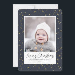 Modern Blue Guld Star Bokeh Overlay Minimalist Julkort<br><div class="desc">Skicka semesterhälsningar med anpassade och personlig till vänner, kolleger och familj i enkla, minimalistiska, elegant, roligt, festliga och moderna fotokort! Ett vackert ram med olika vinterstjärnor från guld på blå himmel vid marinens botten omger ditt foto på kant papper. Hälsning " God jul " skrivs i elegantens kalligrafi, och i...</div>