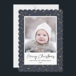 Modern Blue Guld Star Bokeh Overlay Minimalist Julkort<br><div class="desc">Skicka semesterhälsningar med anpassade och personlig till vänner, kolleger och familj i enkla, minimalistiska, elegant, roligt, festliga och moderna fotokort! Ett vackert ram med olika vinterstjärnor från guld på blå himmel vid marinens baksida omger ditt foto på kant papper runt scallop. Hälsning " God jul " skrivs i elegantens kalligrafi,...</div>