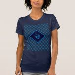 Modern Blue Hanukkah Dreidel T Shirt<br><div class="desc">Modern,  snyggt Hanukkah-temed T-SHIRT. Design visar blå cyan-DREIDELS i ett mönster i sidled. I mitten finns en större cyan blue dreidel. Matchande stilar finns tillgängliga,  så du kan fortfarande se snyggt medan du slappnar av under festsäsongen. Matchande hemdekorationer och presentidéer finns i HUKKAH-samlingen med Berean Designs.</div>