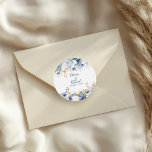 Modern Blue och Guld Blommigt Bröllop Runt Klistermärke<br><div class="desc">Lägg till en snyggt som avslutar beröringsknapparna i bröllop med det här moderna blåa och guld-blommigten runt dekalen. Den här klassiska rundformade blommigten med elegant i mjuka blåa och varma guld-toner koordinerar perfekt med vår moderna blå och Guld Blommigt Bröllop-samling. Använda den som försegling för kuvert, favärdesstämplar eller tack och...</div>