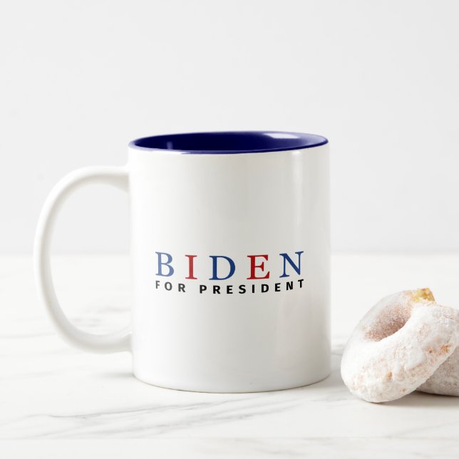 Modern Blue Red Joe Biden för president Två-Tonad Mugg (Med munk)