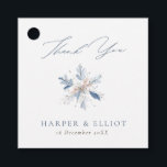 Modern Blue Snowflake Winter Wedand Tack Gåvor Etiketter<br><div class="desc">Moderna favoritmärkord för Tacken "Blue Snowflake Winter Wedding". Anpassa med namn och bröllop-datumet.</div>