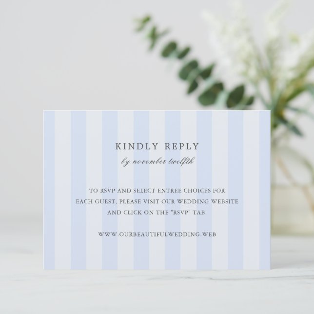 Modern Blue Stripes Elegant Wedding RSVP Card OSA Kort (Stående Fram)