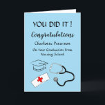 Modern Blue Studenten Nurse Grattis kort<br><div class="desc">Det moderna blåa Studenterna sjukförsäkringskortet har "du gjorde det"-typografi i blå bakgrund. Det innehåller även studentmössa,  sjukhylsa och stetoskop.Inuti kortet finns ett meddelande som kan vara personlig.Klicka på anpassningsknappen om du vill anpassa det.</div>