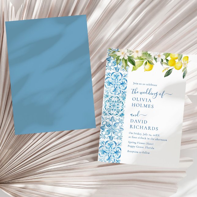 Modern Blue Tiles i Medelhavet och Lemon Bröllop Inbjudningar (Modern Mediterranean Blue Tiles and Lemon Wedding Invitation on a sunny white dry palm leaf.)