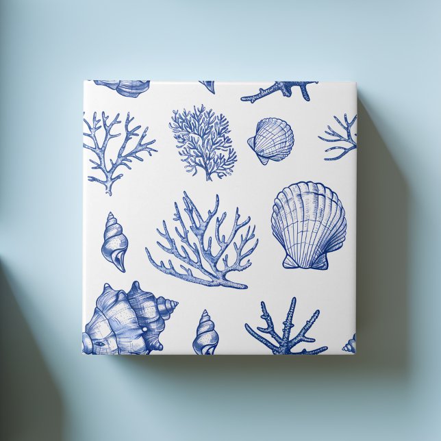 Modern Blue White Seashell Coral Ocean Mönster Kakelplatta (Modern Blue White Seashell Coral Ocean Pattern Ceramic Tile)