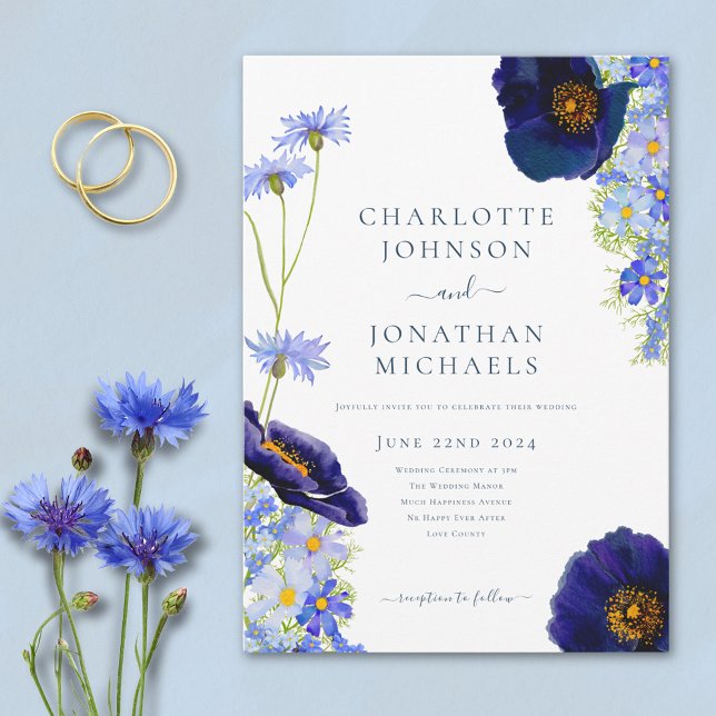 Modern Blue Wildblomma Watercolor Rustic Bröllop Inbjudningar (Elegant wildflower watercolor blue summer floral wedding invitation With modern typography script )