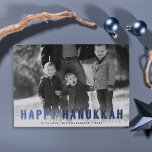 Modern Blues Hanukkah Photo Julkort<br><div class="desc">Skicka Hanukkah hälsning till vänner och familj med dessa vackra, moderna kort som sätter din familjs foto i strålkastarljuset. Utformningen av "Lycklig Hanukkah" i medelstor och mörk blått skrift med modern vintage affisch-känsla. Vit övertoning lagrar gör att text visas mot fotot, men kan tas bort om du vill med hjälp...</div>