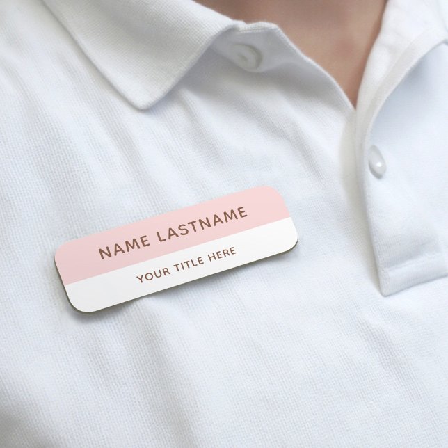 Modern Blush Pink Brown White Title Pin Magnetic Namnbricka (Skapare uppladdad)