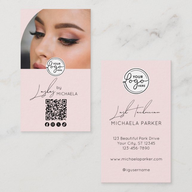 Modern Blush Pink Script Logo QR Code Photo Lashes Visitkort (Fram/baksida)