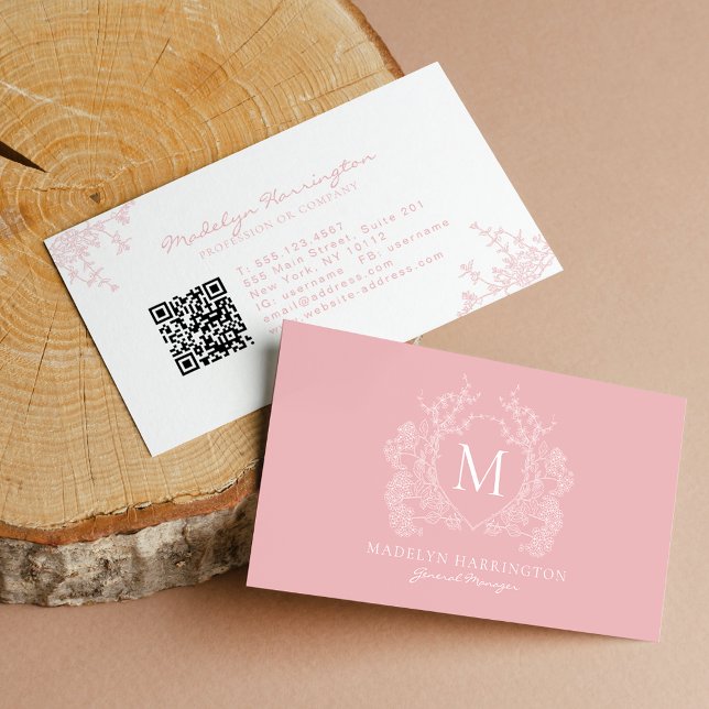 Modern Blush Rosa Blommig Vapen Monogram QR-kod Visitkort (Skapare uppladdad)