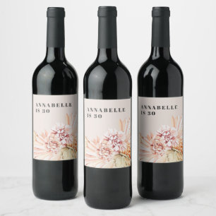 Modern bohemisk blommigt, pastellfödelsedag vinflaska etikett